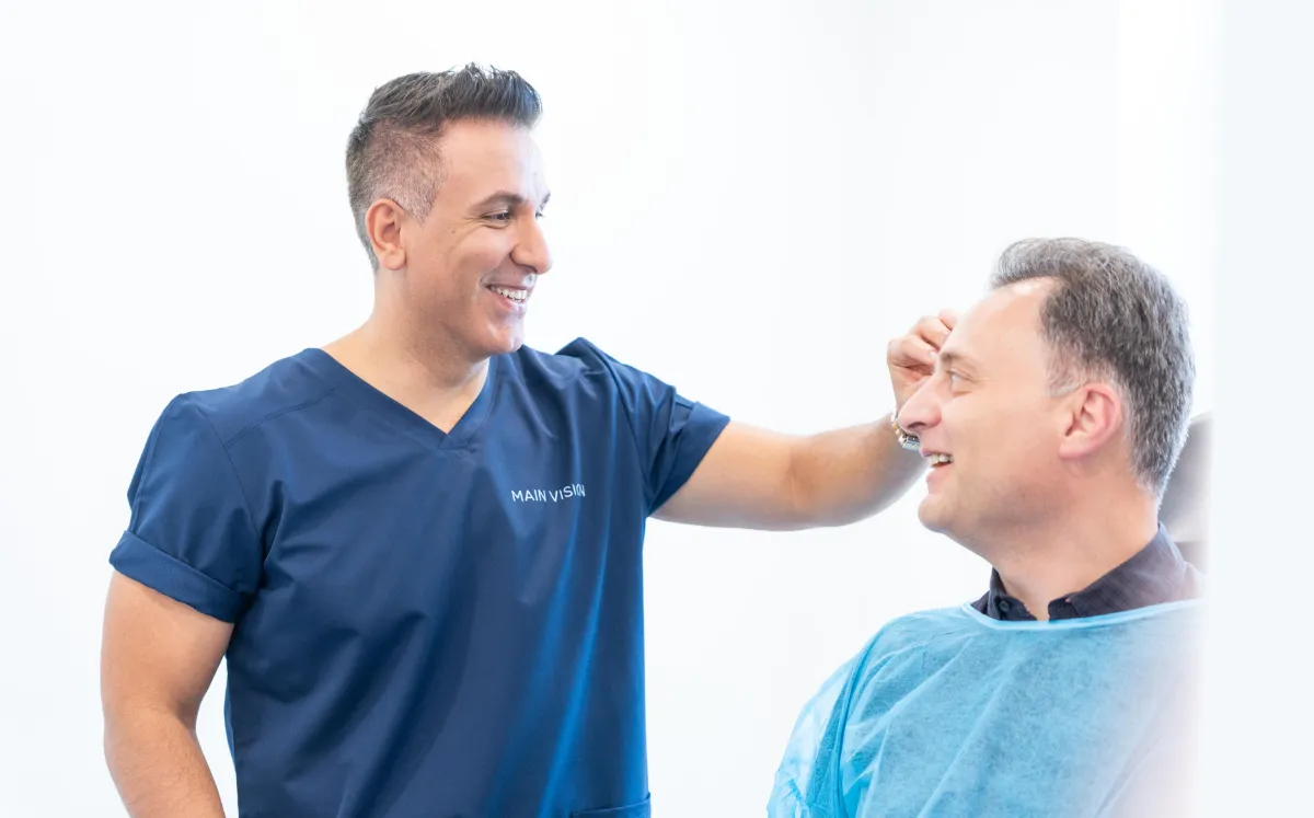 Lidstraffung Frankfurt - Augenarzt und Augenchirurg Parviz Rafiezadeh mit einem männlichen Lid-Patienten